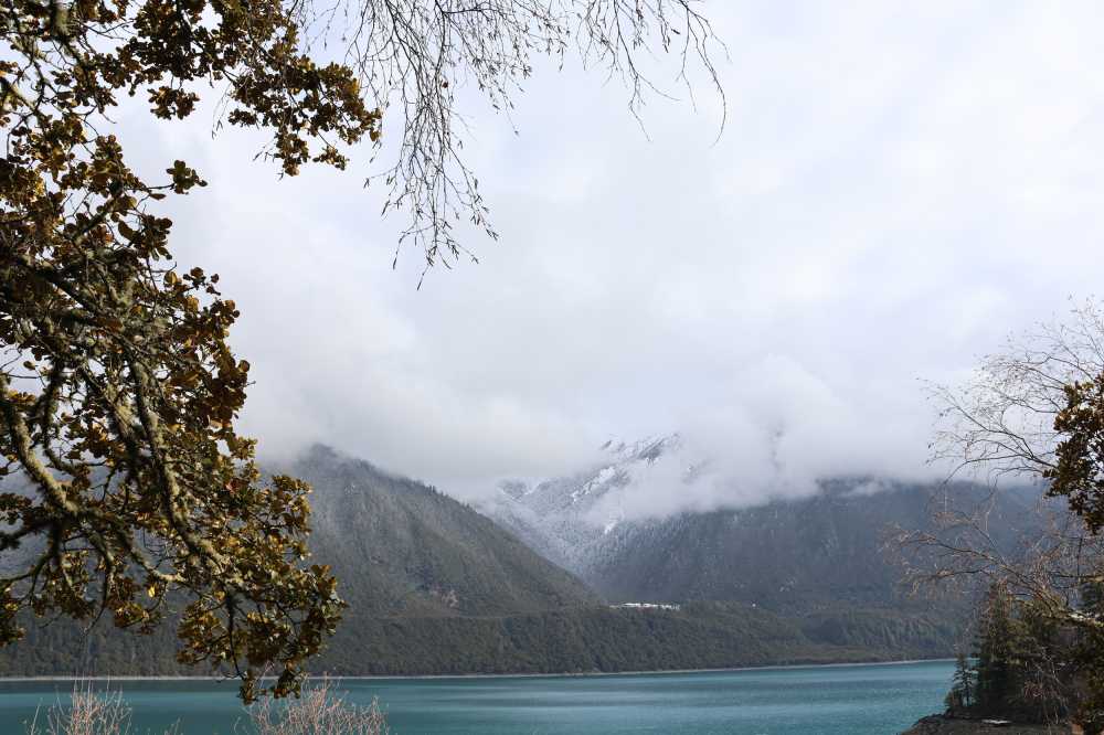 雪山下的湖泊