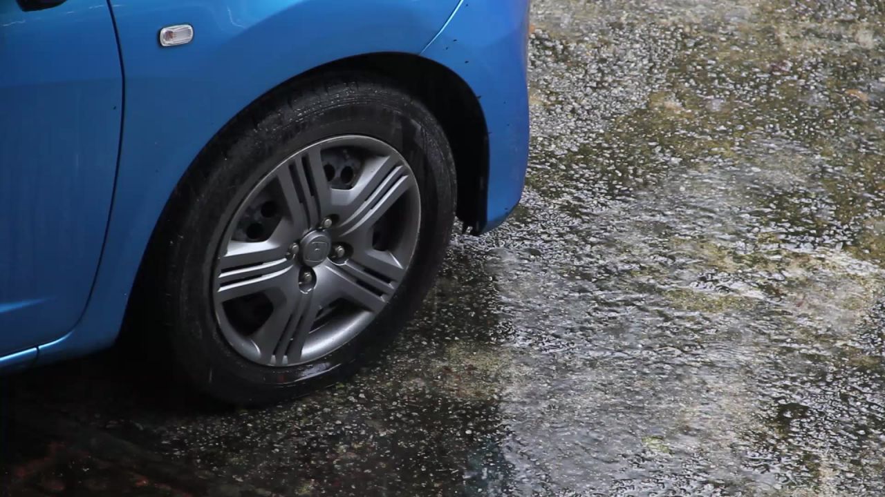 大雨中的汽车前轮