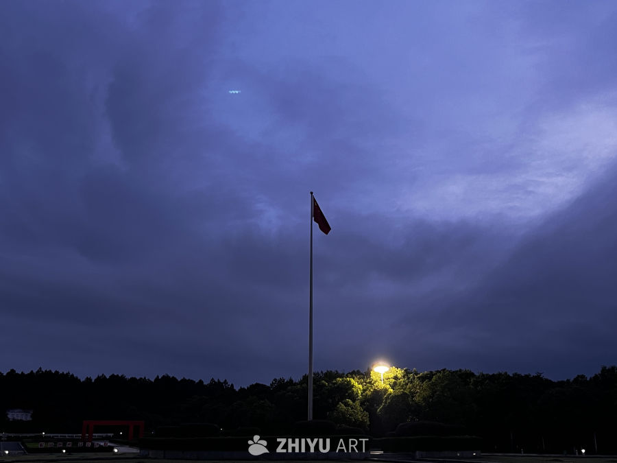 夜幕下的庄严国旗