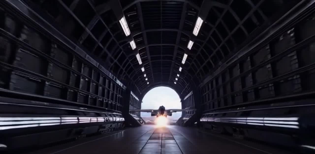 太空战机冲出通道，飞向浩瀚宇宙。