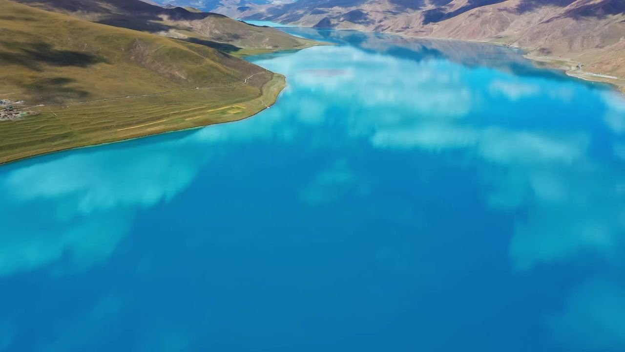 航拍秋天西藏山南湛蓝色的羊卓雍措