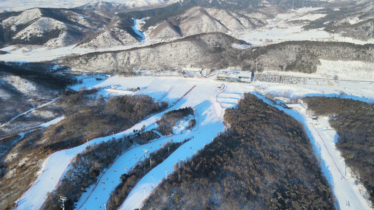 航拍滑雪场山坡雪道