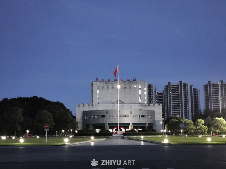夜幕下的庄严建筑