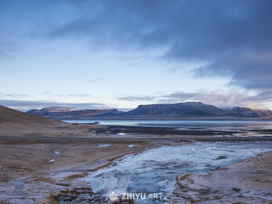 雪山湖畔的宁静黄昏