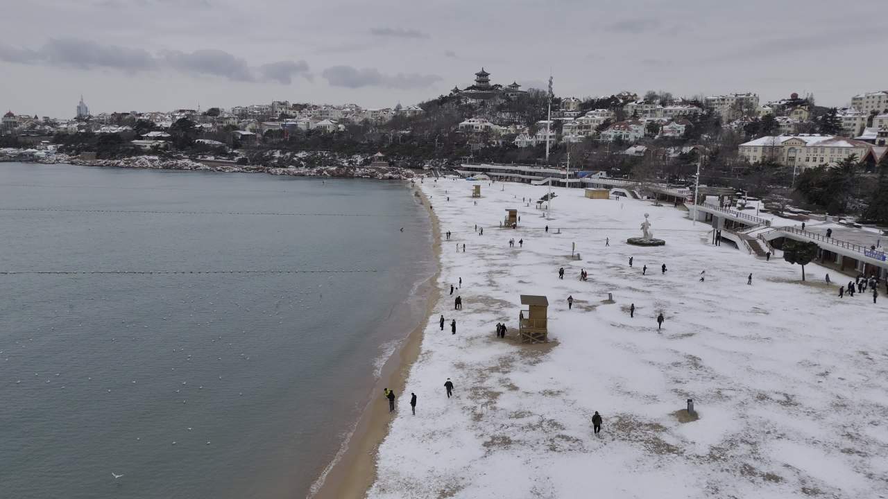 青岛市南老城区小鱼山海边雪景航拍 4