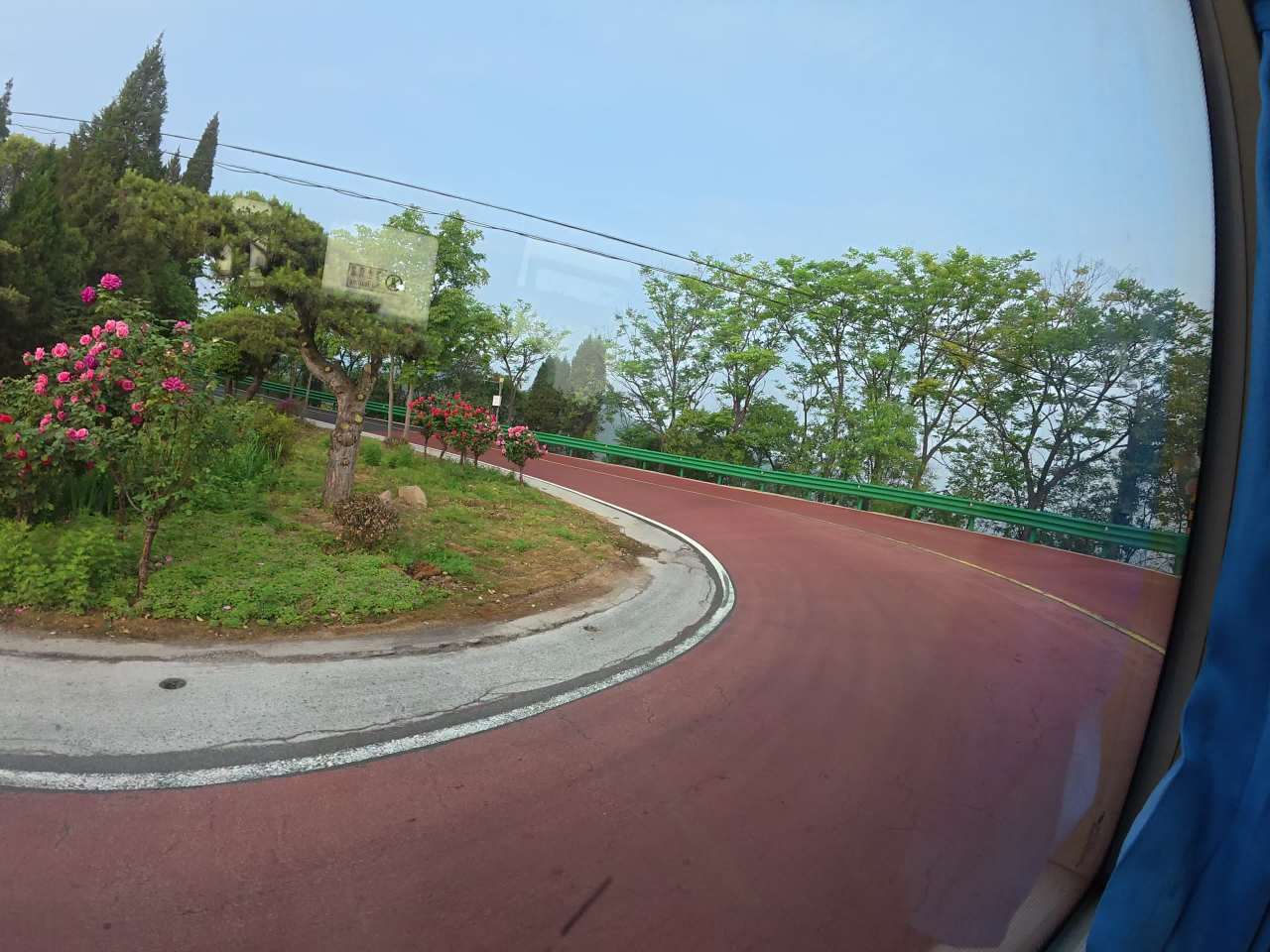 窗外风景与车内乘客