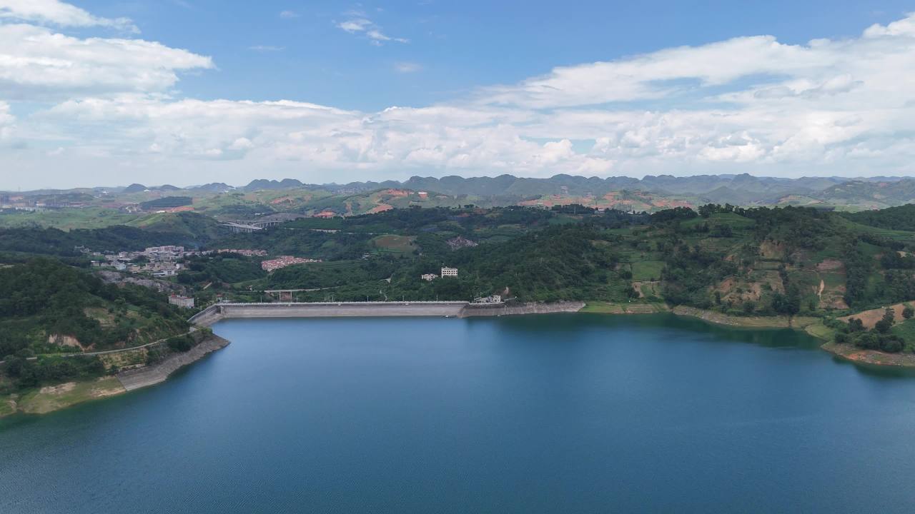 湖畔山景宁静图