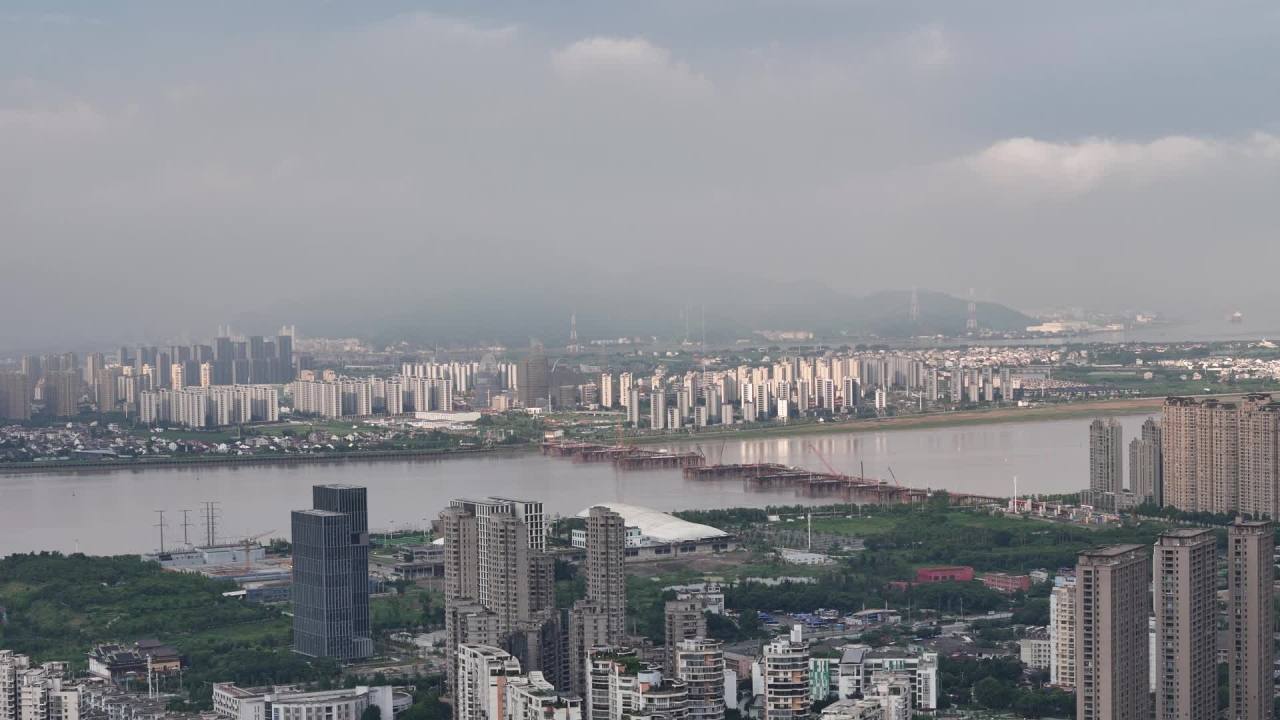城市河畔的宁静景象