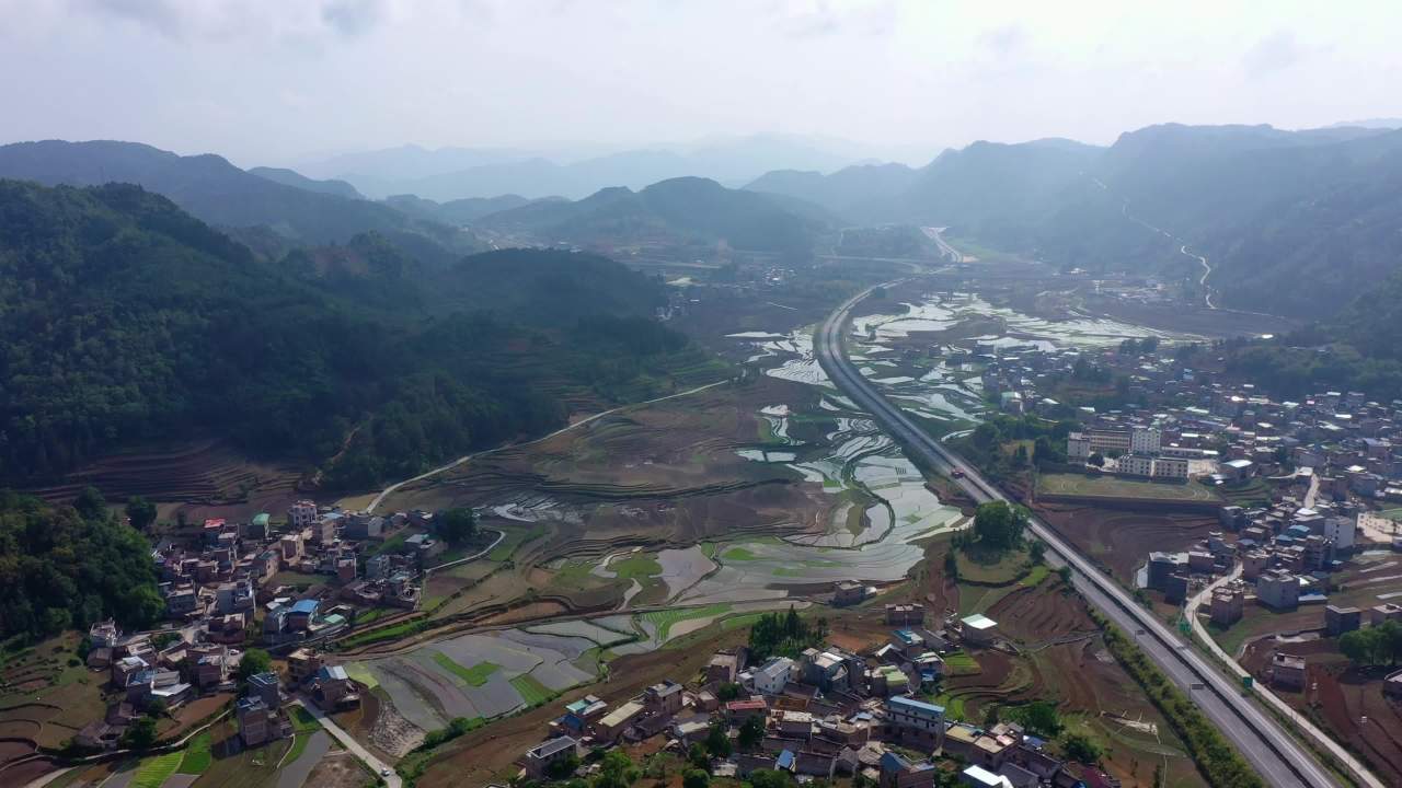山间稻田与村庄的宁静画卷