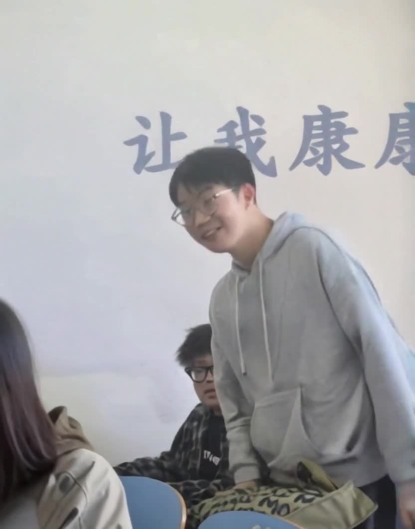 让我康康：教室里的学生们
