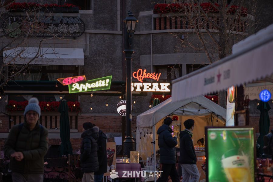 夜市霓虹下的美食街