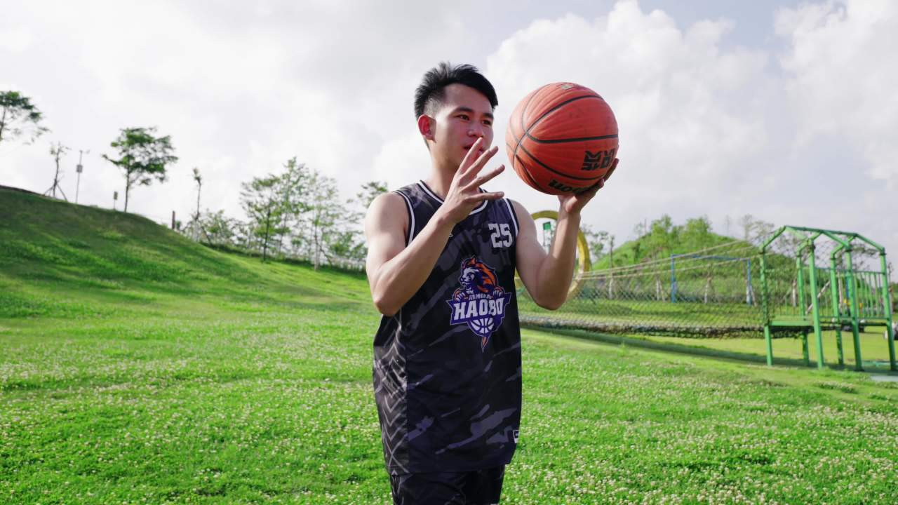阳光下的篮球少年