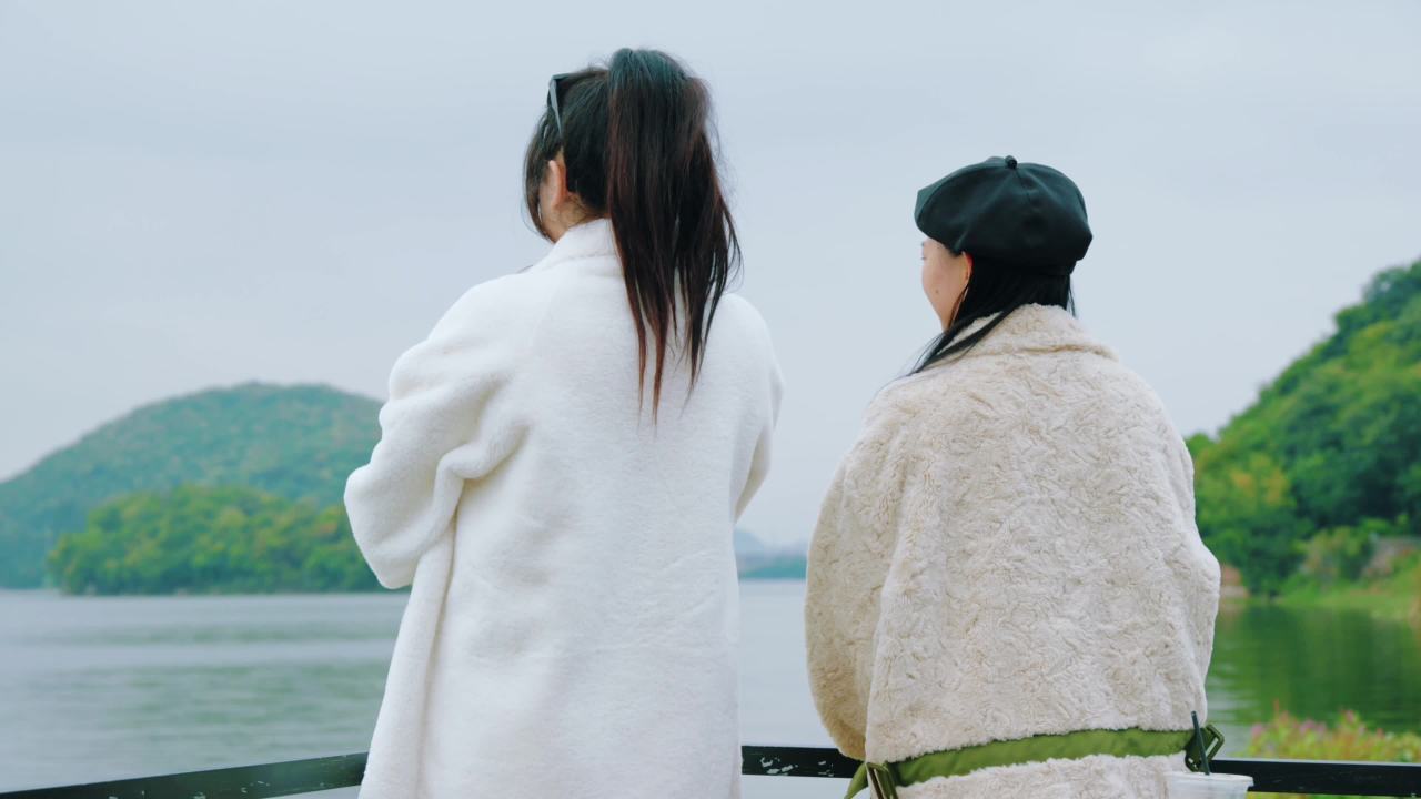 湖畔指天，共享自然