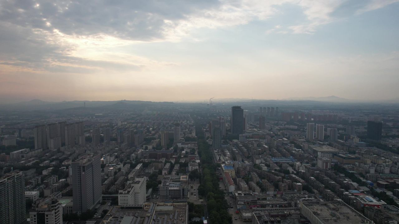 山东淄博城市清晨迷雾航拍 