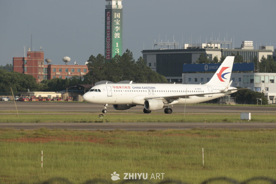 中国东方航空公司飞机在机场跑道上