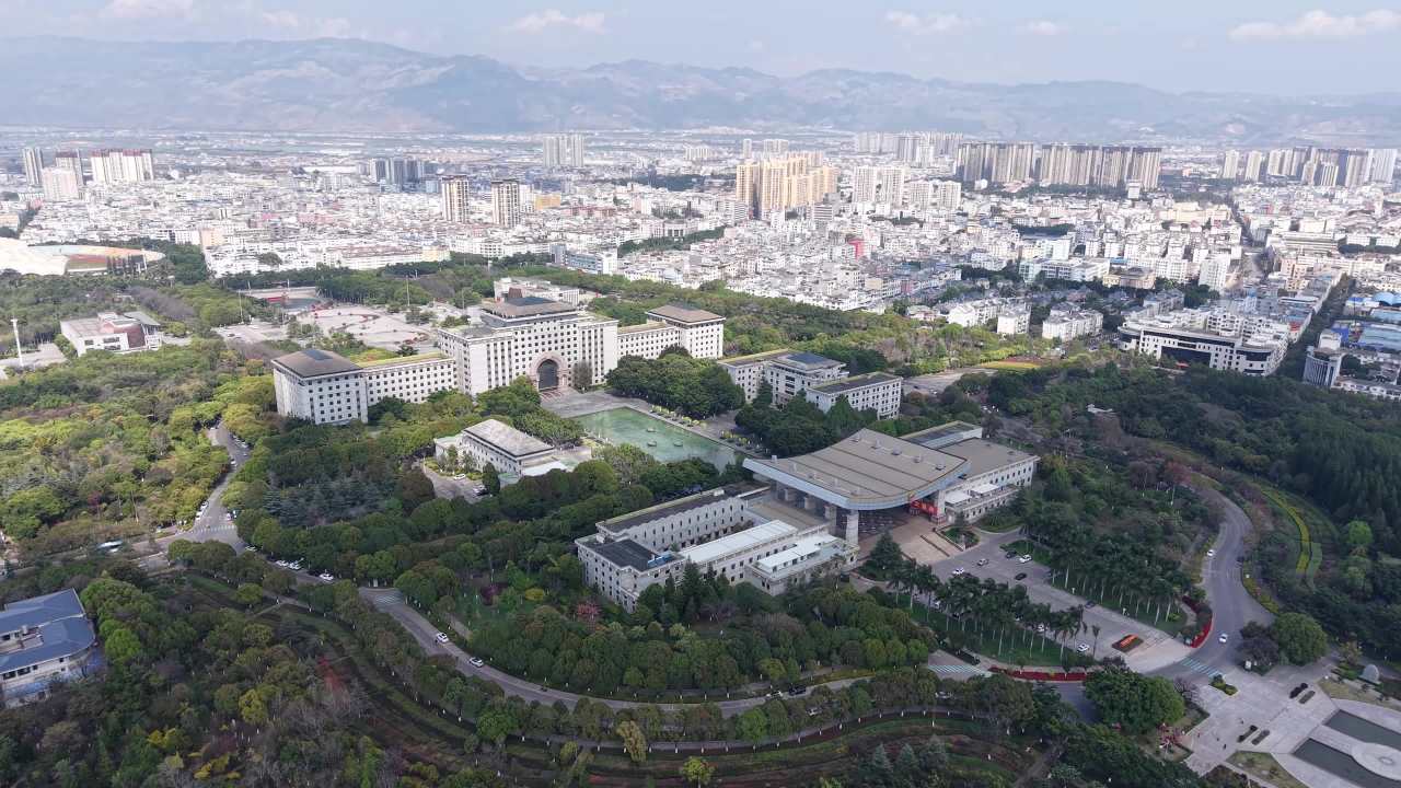 城市中央的宏伟建筑群