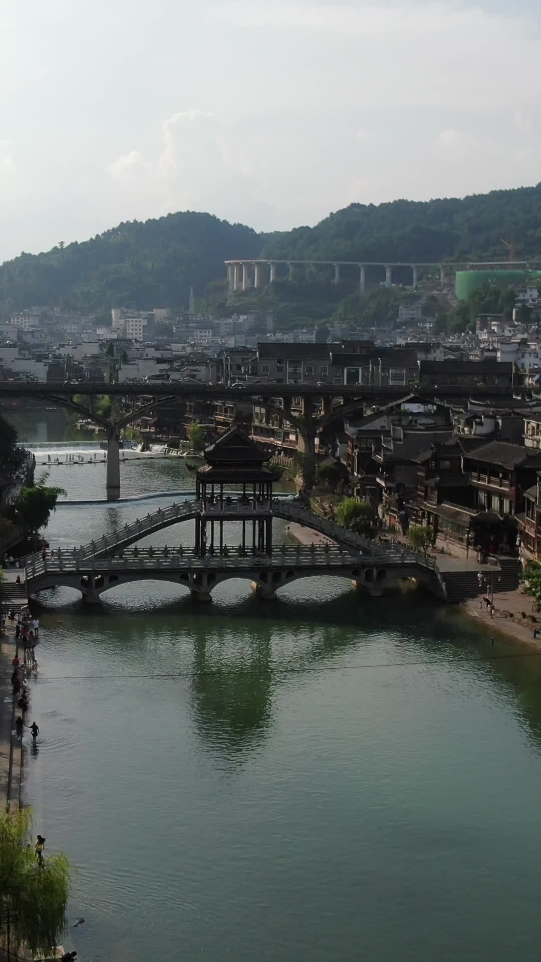 古桥下的古镇风情