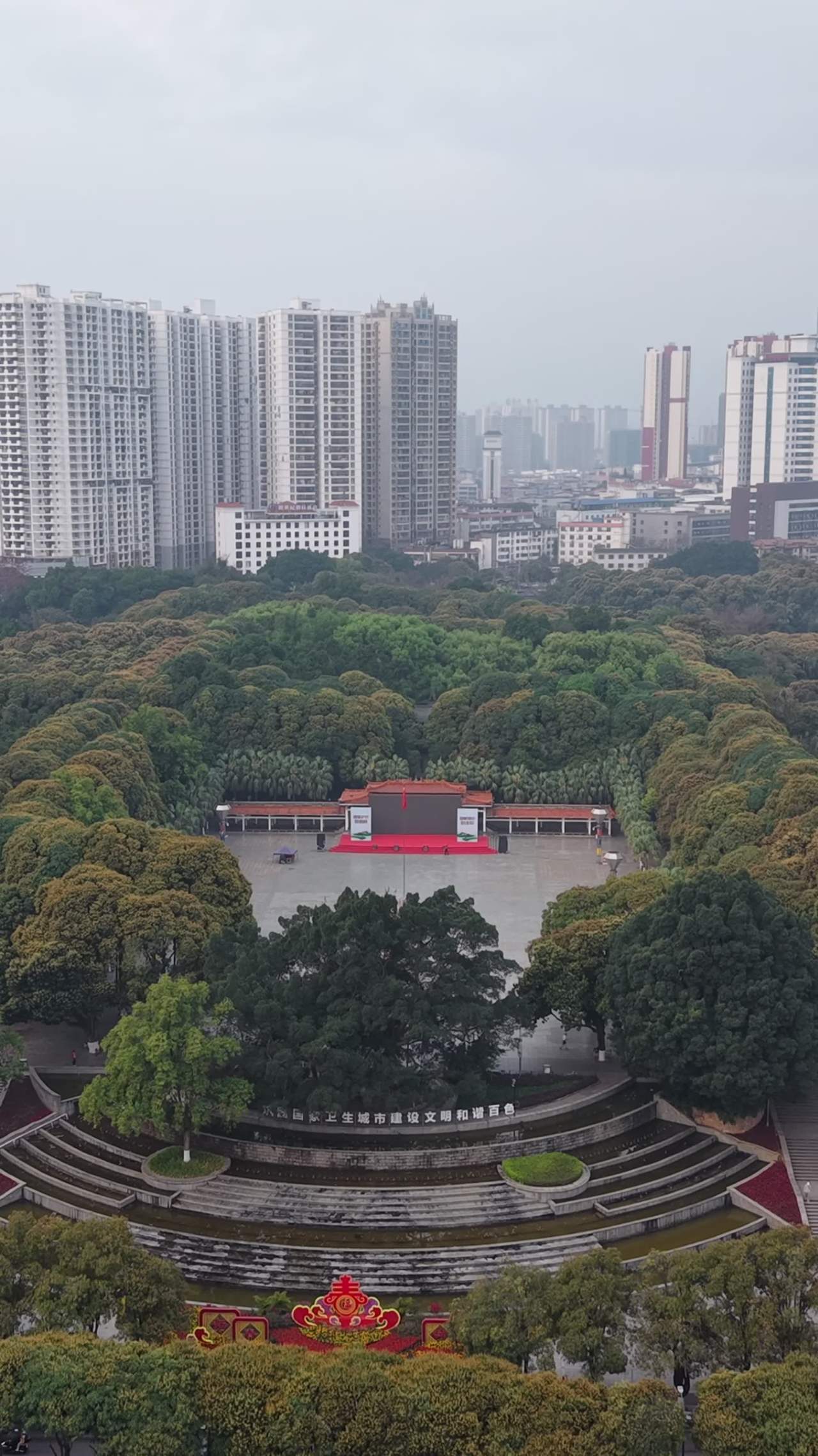 城市绿洲与现代高楼的和谐共存