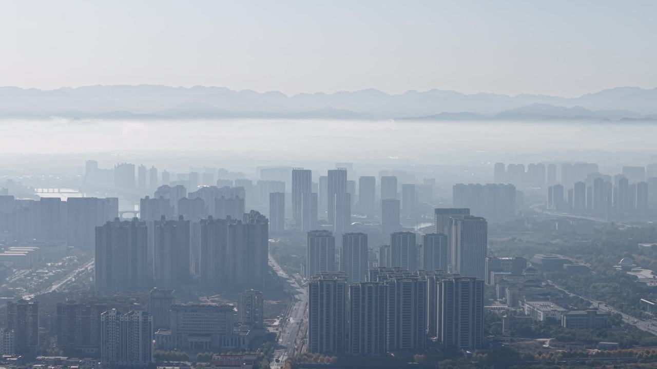 晨雾中的城市全景