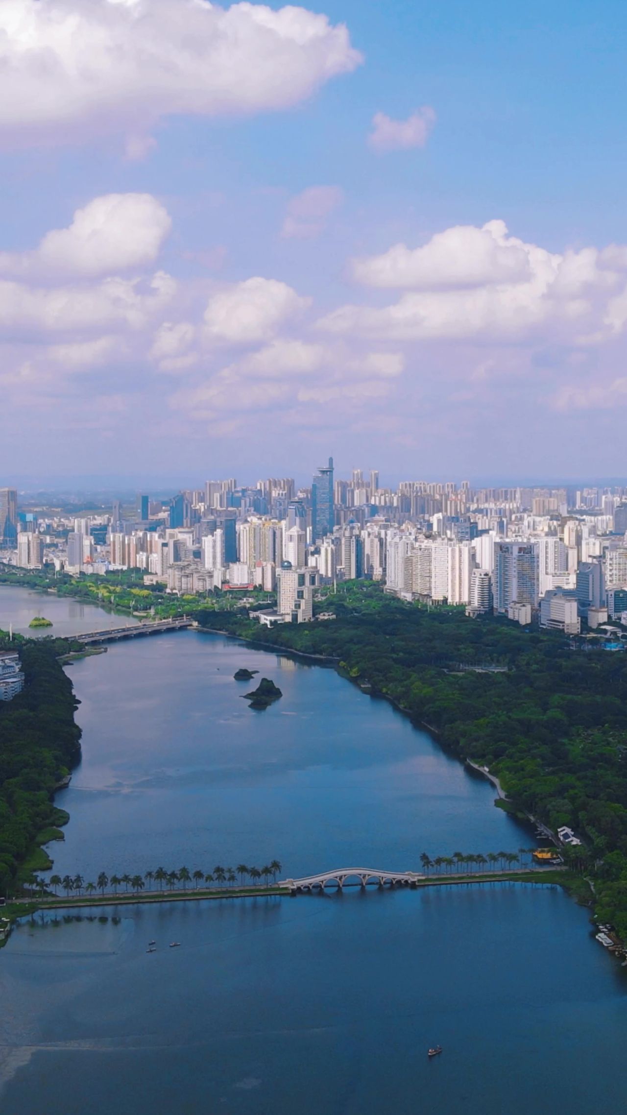 4K航拍广西南宁南湖城市风景蓝天白云天际线