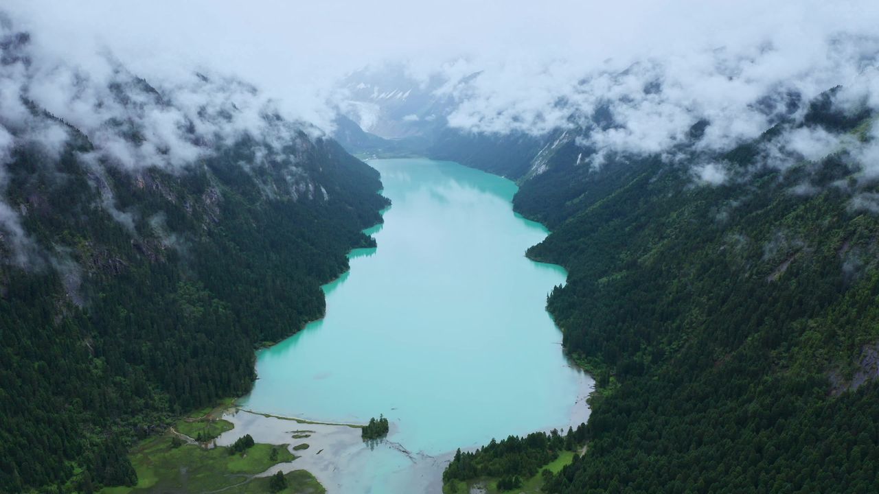 航拍雨中的西藏林芝新措风景