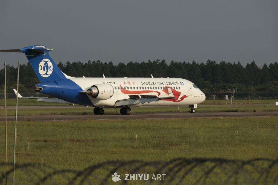 江西航空ARJ21-700飞机在跑道上