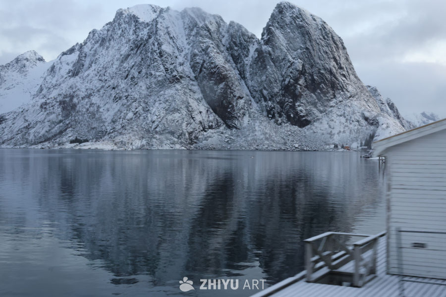 冬日湖畔的静谧雪山