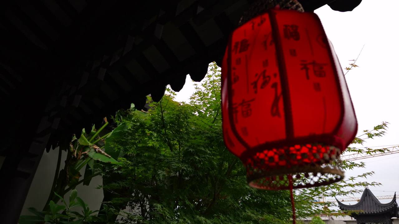 中式屋檐，雨天