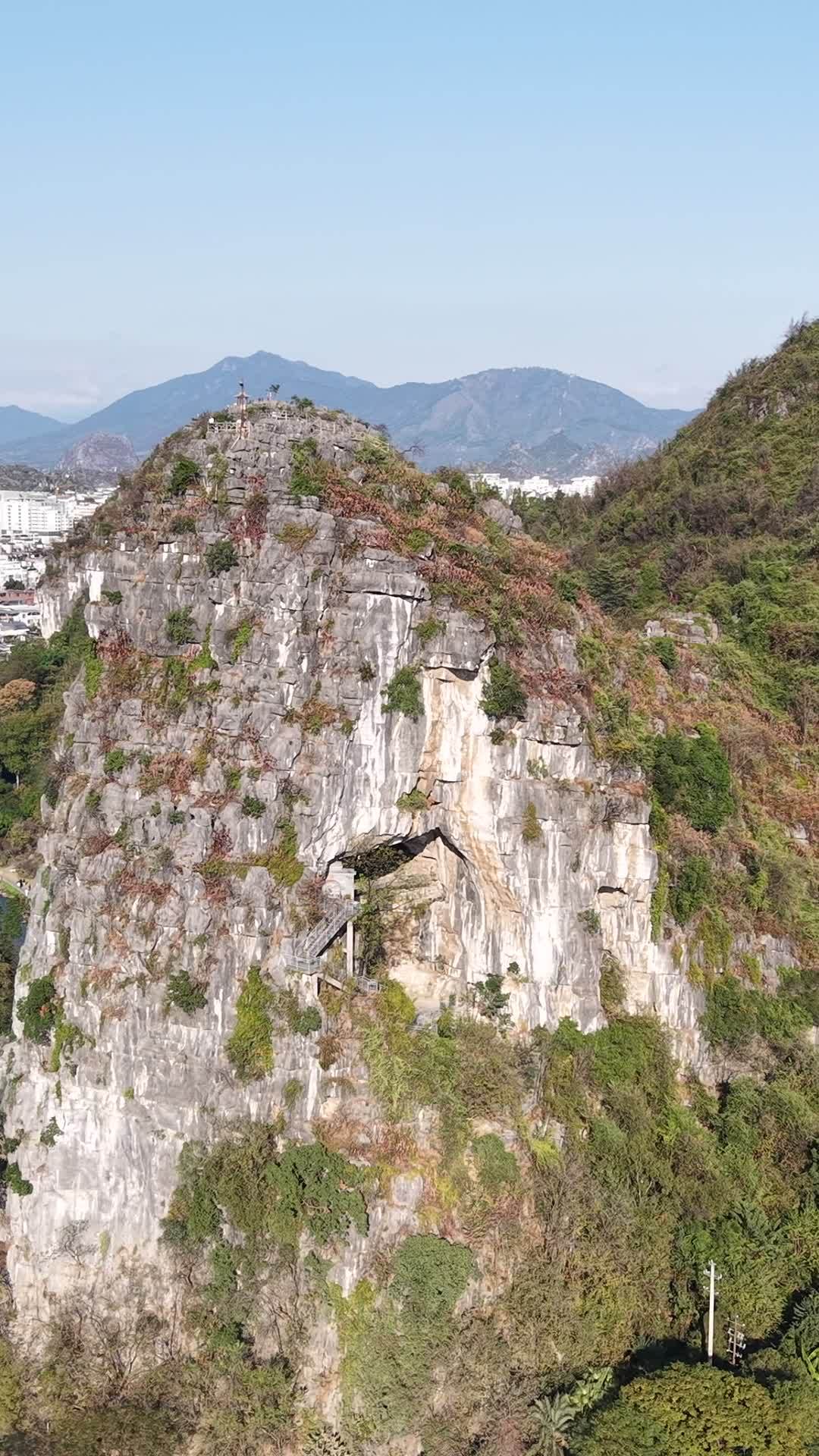竖版航拍桂林穿山公园 
