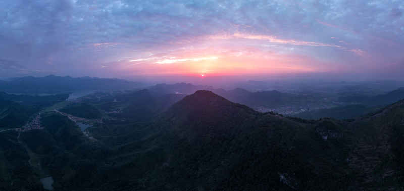 山间日落