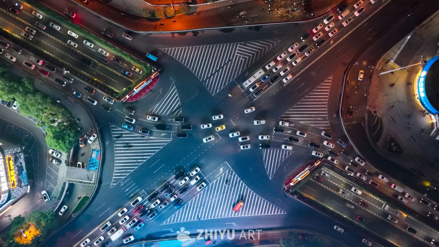 城市夜色中的繁忙交叉口