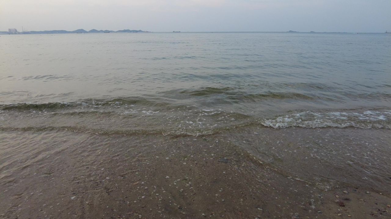 大海海浪沙滩蓝天白云实拍  