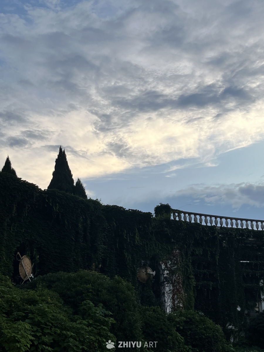 夕阳下的古堡与绿植