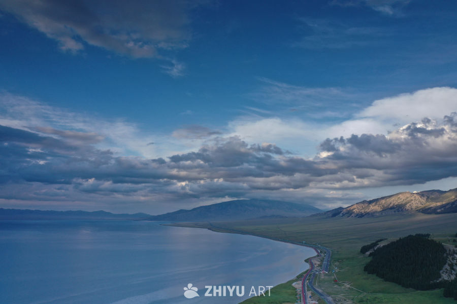 湖畔山景