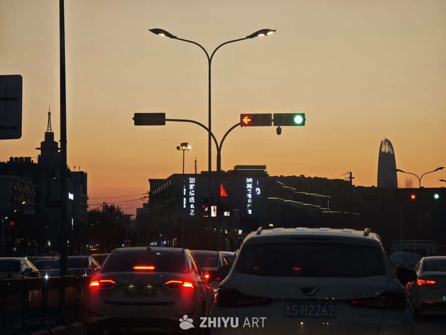 黄昏时分的城市交通