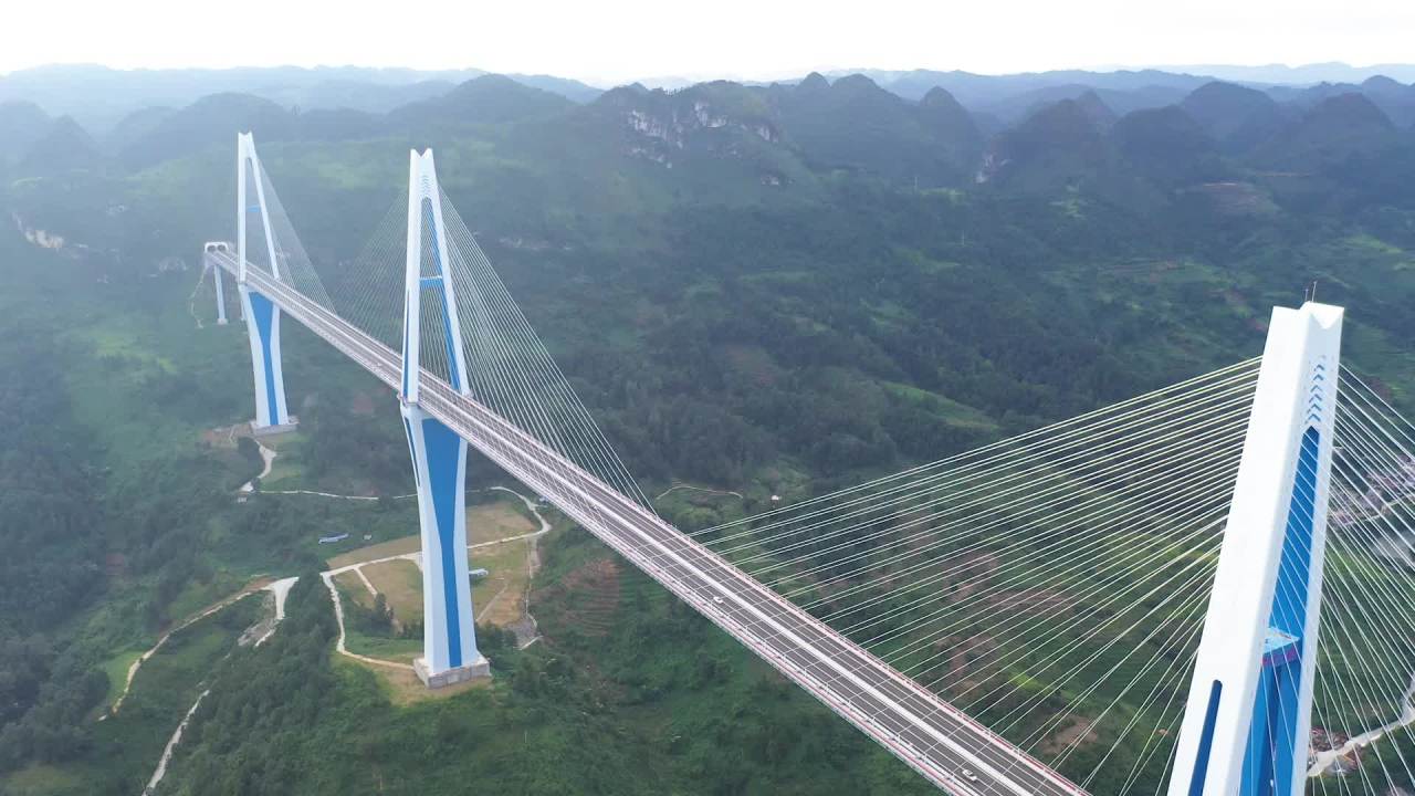 航拍贵州平塘特大桥 桥梁高速公路交通风光