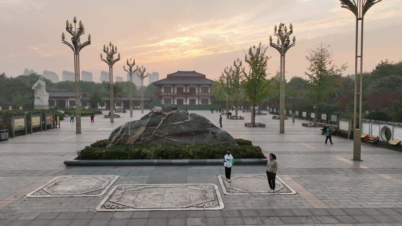 晨曦中的城市公园