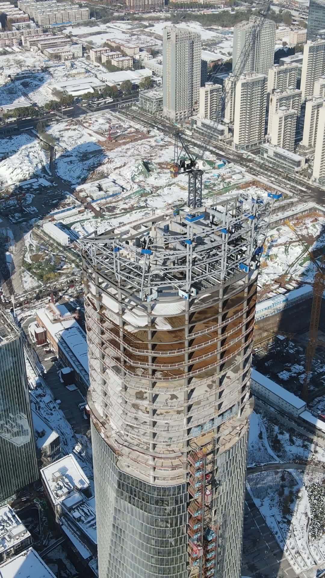 高楼建设中的冬日景象