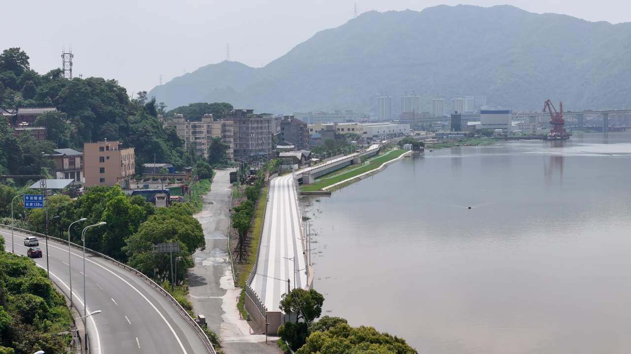 河畔公路与山丘