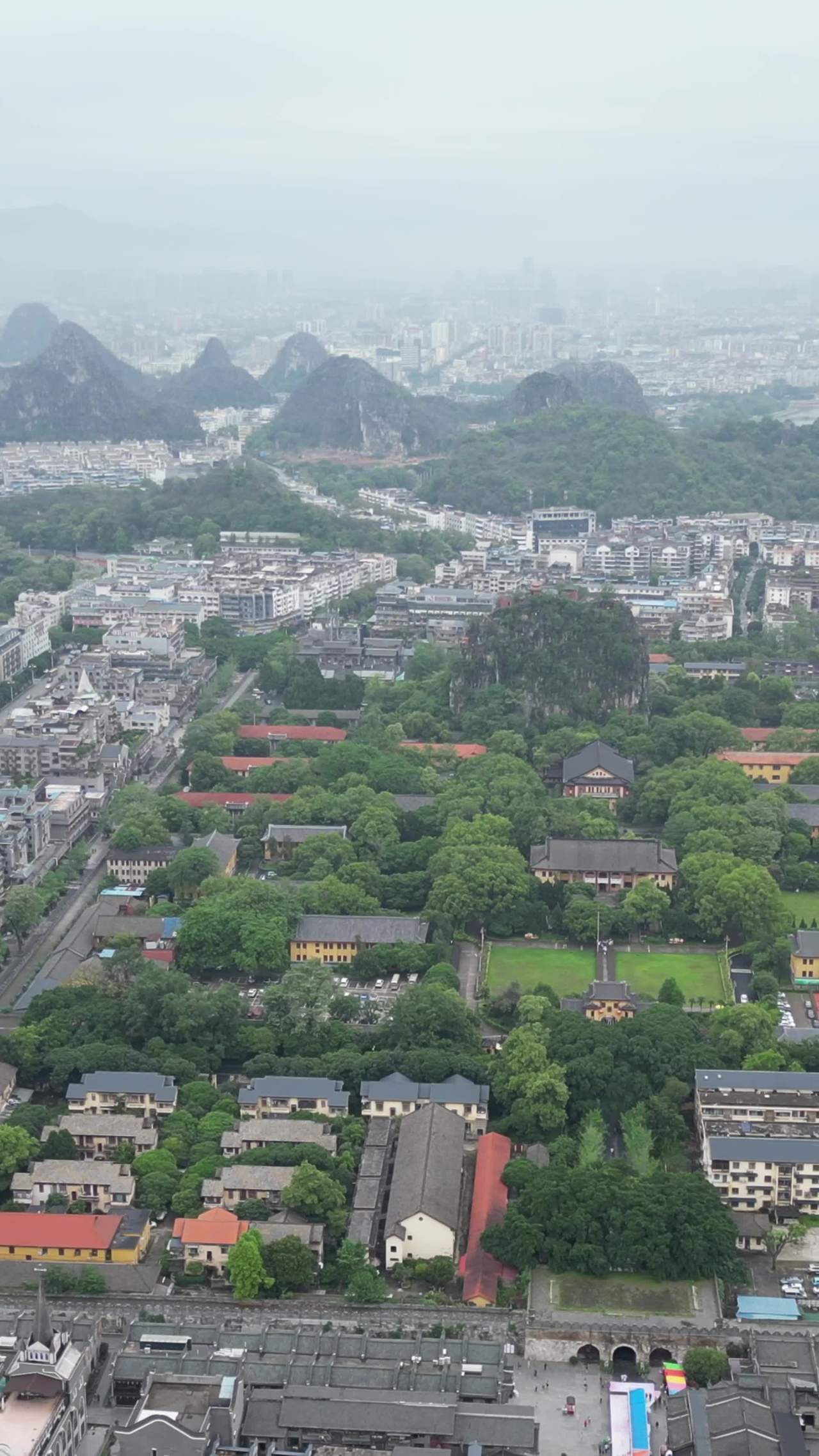 桂林山水间的都市风光