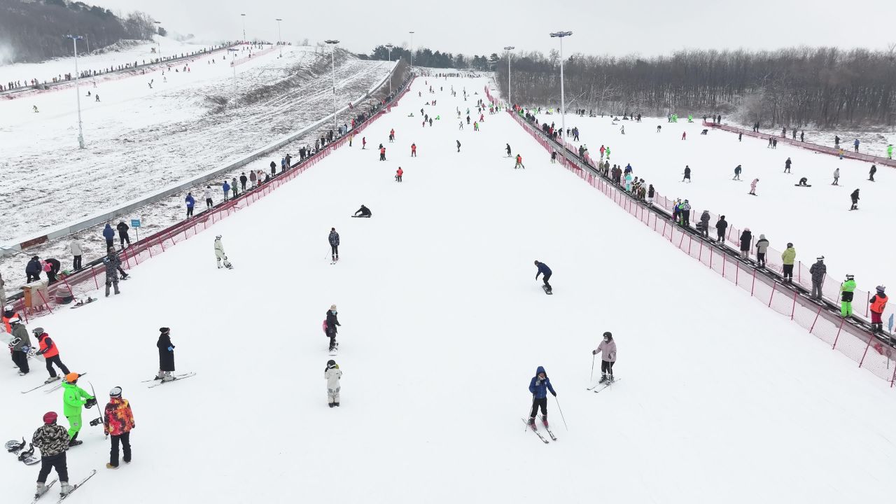 热闹航拍滑雪场人群