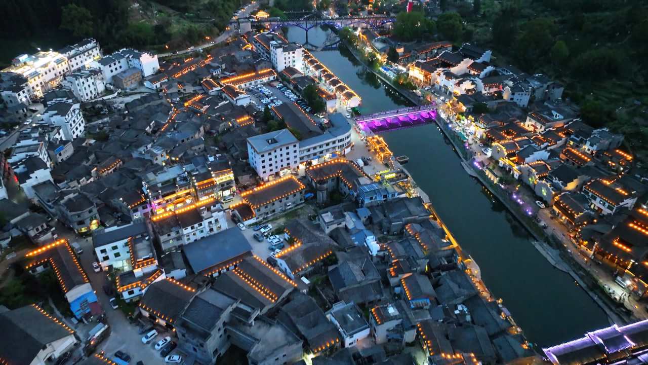 夜幕下的古韵小镇