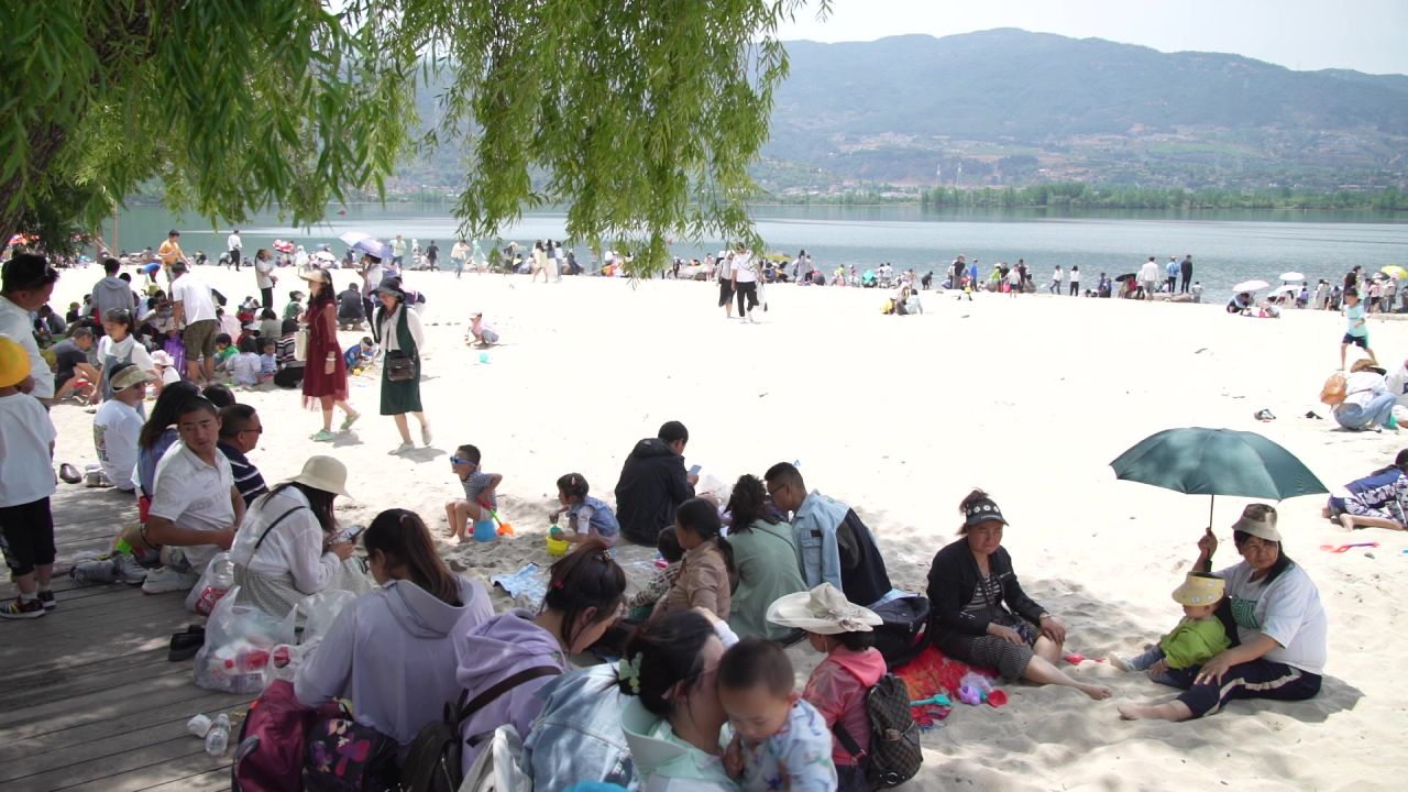 邛海边 沙滩上玩耍的人群