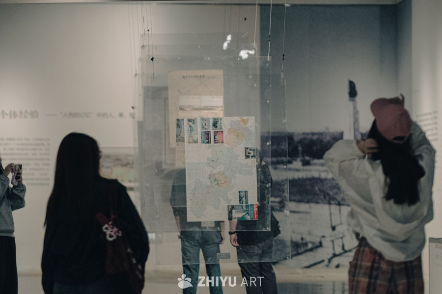 展览中的参观者