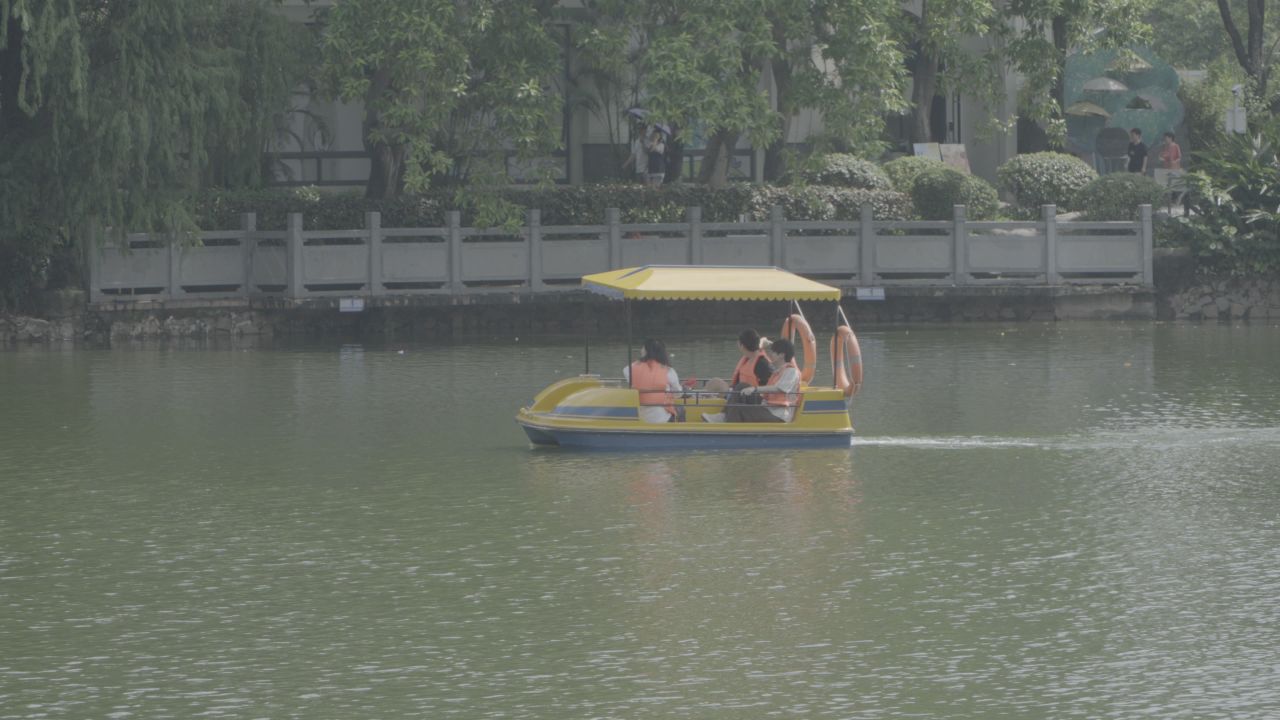 一家人在划船