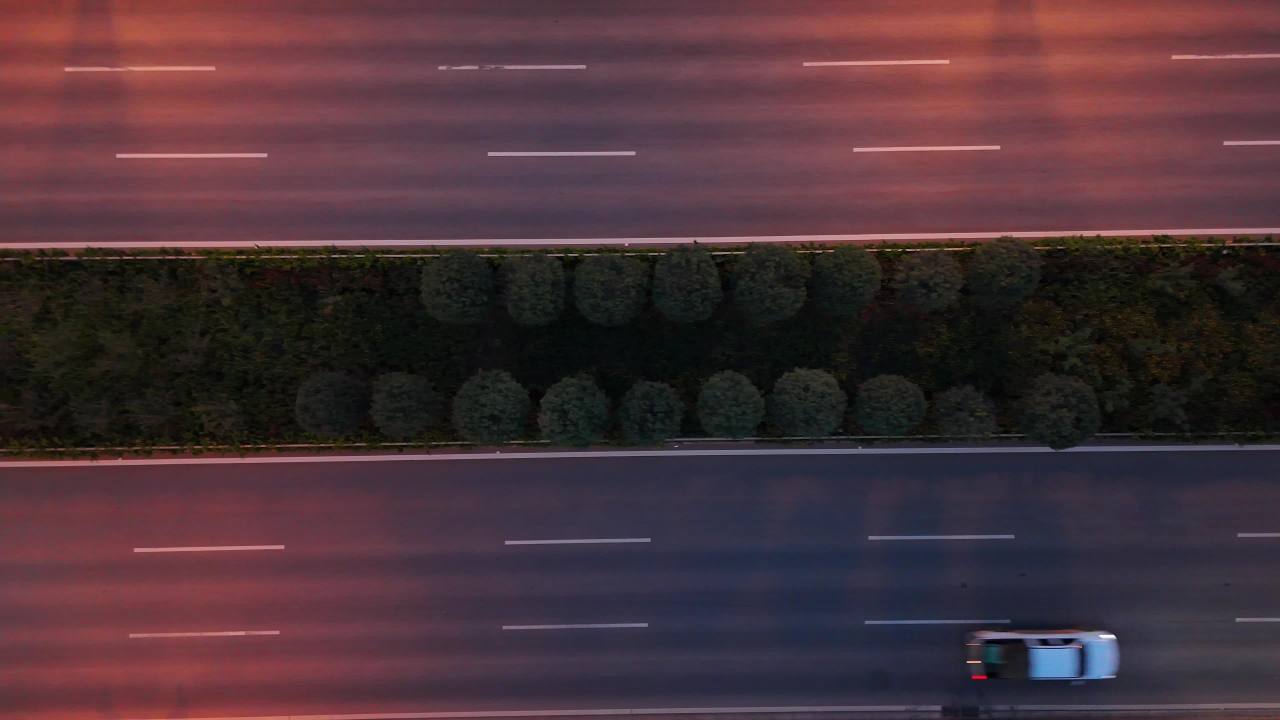 日落时分的高速公路