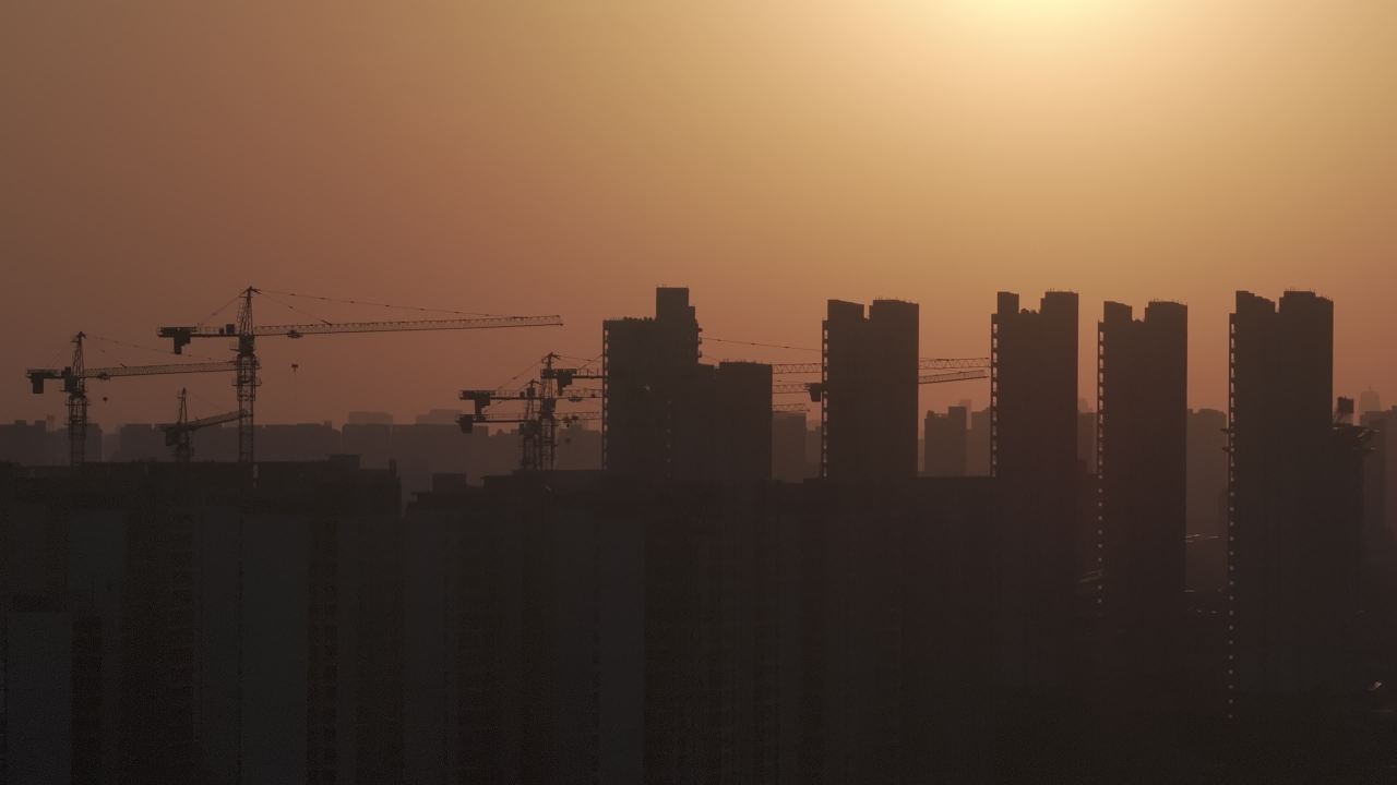 日落时的城市建筑工地