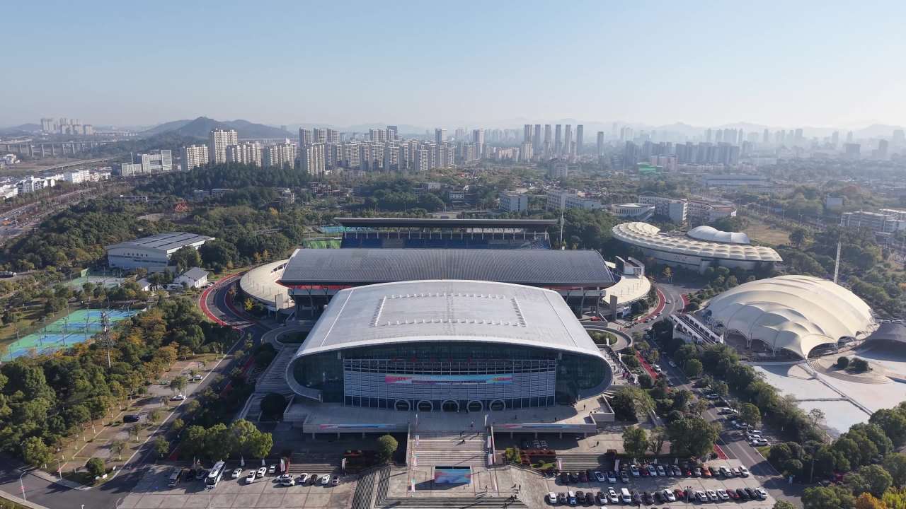 城市与体育场馆的空中俯瞰