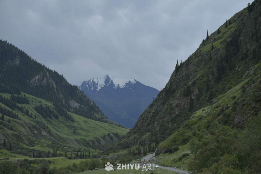 山谷中的雪山