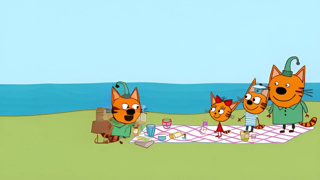 四只卡通猫站在草地上，背景是蓝色的海洋和天空。其中